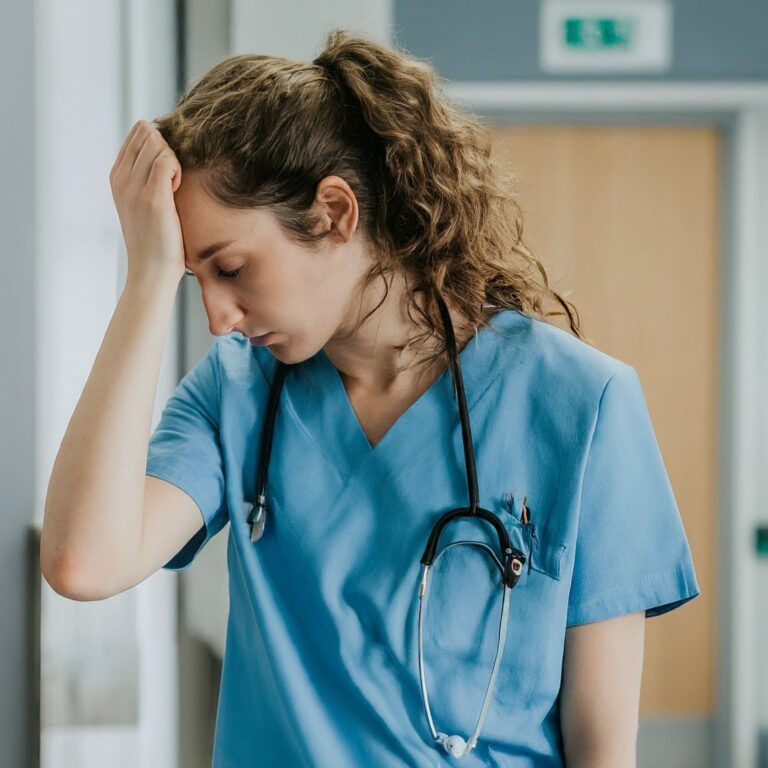 Burnout en Profesionales de la Salud: Cómo Cuidar de Quienes Cuidan