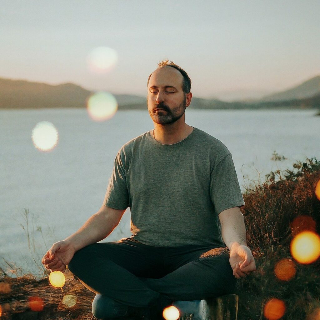 Emociones y Autocuidado: Estrategias para Promover el Bienestar durante el Tratamiento de las Enfermedades Crónicas Emociones y Autocuidado: Estrategias para Promover el Bienestar durante el Tratamiento de las Enfermedades Crónicas 1